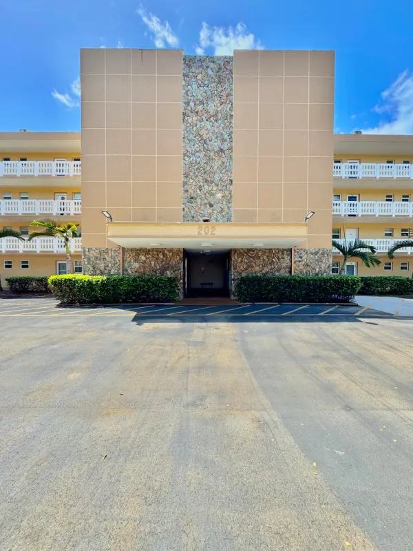 202 SE 10th Street 105, Dania Beach, FL 33004