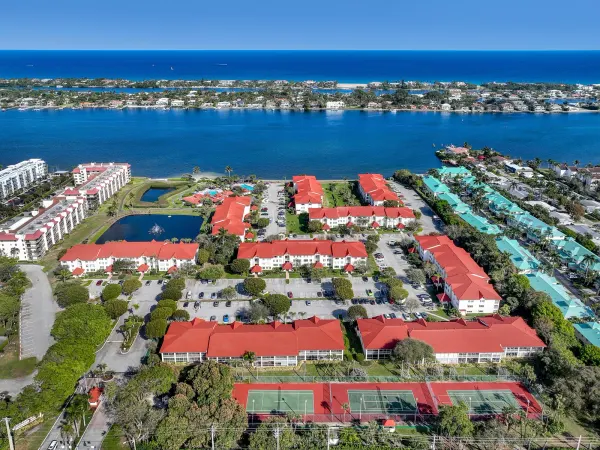 105 Half Moon Circle F1, Hypoluxo, FL 33462