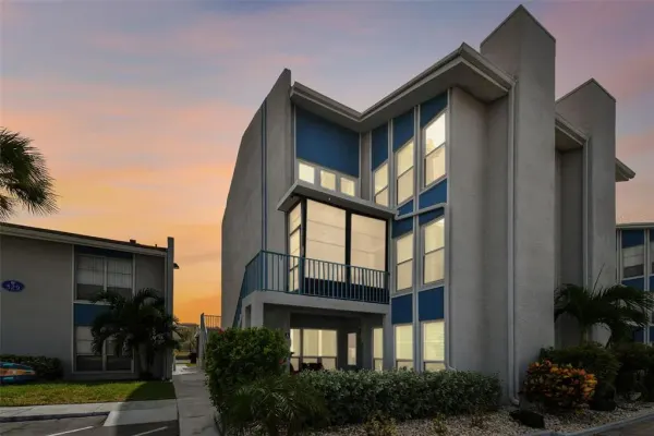 315 Medallion Boulevard, Unit E, Madeira Beach, FL, 33708