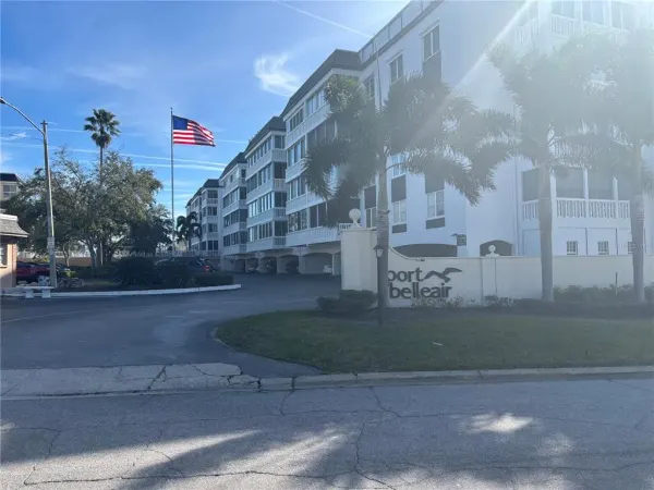 139 Bluff View Drive, Unit 204, Belleair Bluffs, FL, 33770