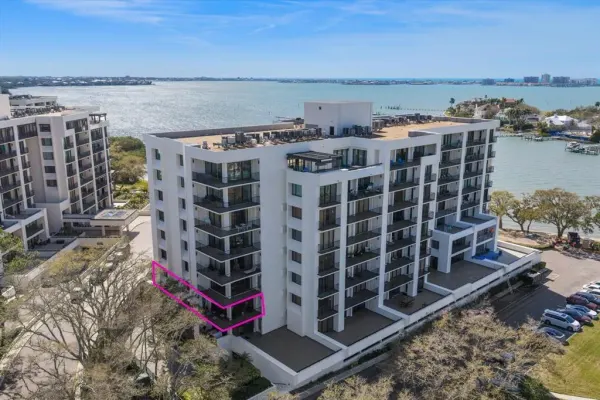 8 Belleview Boulevard, Unit 203, Belleair, FL, 33756