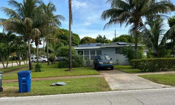 105 4th Street 105, Lake Park, FL 33403